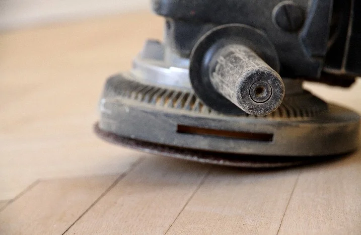 Schleifmaschine auf Holzboden